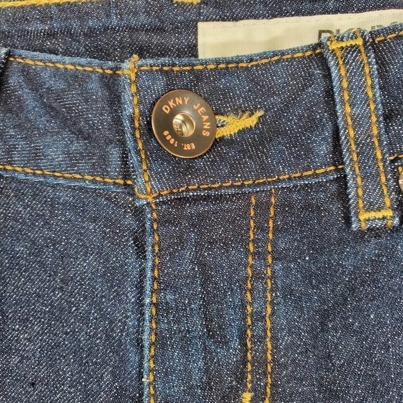 DKNY Jeans Dark Wash Cropped Soho Capri Blue Jeans Size 4 - Picture 3 of 10
